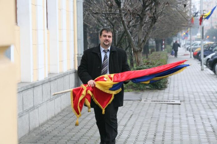 PSD-istul Alin Văcaru plimbă drapelul, mândru de naţia sa…