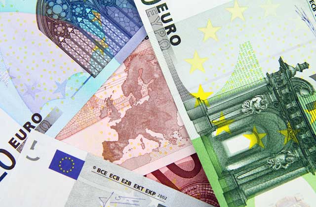 Euro a urcat la 4,3 lei