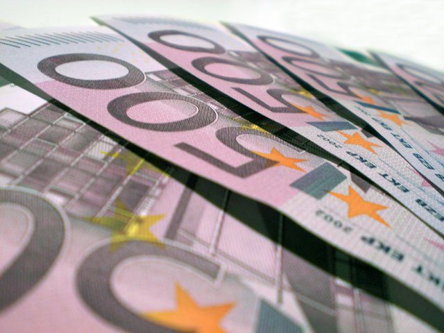 Euro, din nou, la 4,38 lei