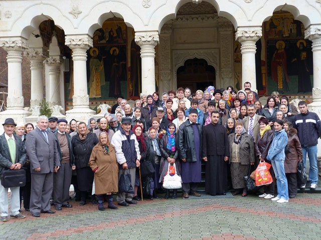 Credincioșii comunei Fărcășești, duși la Mânăstirea Lainici
