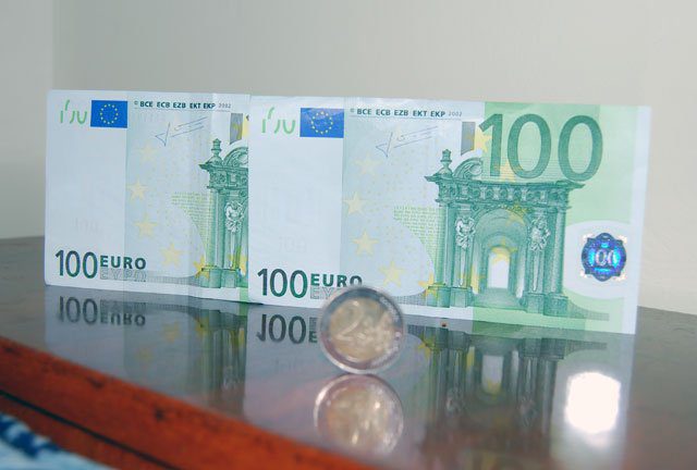 Euro urca din nou, în piaţa valutară, peste 4,57 lei