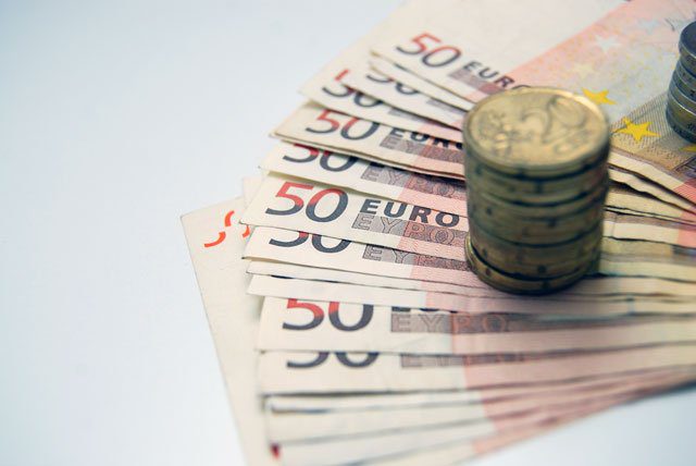 Euro scade spre 4,47 lei