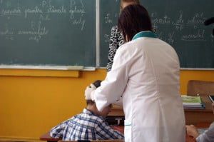 Aproximativ 70 de elevi, depistaţi cu păduchi în şcolile din Gorj