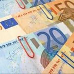 Euro a scăzut în octombrie cu trei bani