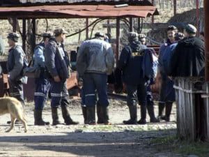 50 de mineri blocaţi în subteran, 21 în greva foamei