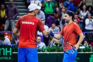 Perechea Florin Mergea/Horia Tecau isi strang mana in timpul meciului cu Bar Tzuf Botzer/Edan Leshem (Israel), in primul tur al Cupei Davis, Grupa I valorica a zonei Europa-Africa, in Sala Transilvania din Sibiu, sambata, 7 martie 2015. OVIDIU DUMITRU MATIU / MEDIAFAX FOTO