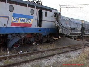 Tragedie pe calea ferată! Două locomotive s-au ciocnit: o persoană a decedat, iar alta se află în stare gravă!