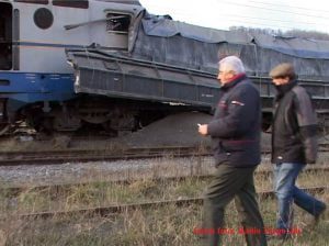 Tragedie pe calea ferată! Două locomotive s-au ciocnit: o persoană a decedat, iar alta se află în stare gravă!
