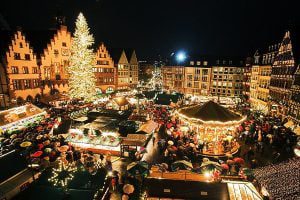 Menschen drängen sich am Donnerstagabend (23.11.2006) auf dem Römerberg in Frankfurt nach der Eröffnung des Weihnachtsmarktes. Wegen seiner erwarteten Besucherzahl von rund drei Millionen Menschen und der Größe zählt er nach Angaben der Stadt zu den bedeutendsten Weihnachtsmärkten Deutschlands. Foto: Frank Rumpenhorst dpa/lhe +++(c) dpa - Bildfunk+++