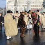 Tradițiile de Crăciun și Anul Nou, prezentate autorităților județene! Sute de gorjeni talentați au cântat în Piața Prefecturii