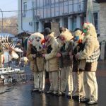 Tradițiile de Crăciun și Anul Nou, prezentate autorităților județene! Sute de gorjeni talentați au cântat în Piața Prefecturii