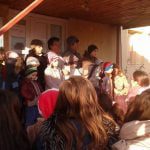 Elevii din Rovinari, coordonați de un profesor de religie, au făcut pe Moș Crăciun