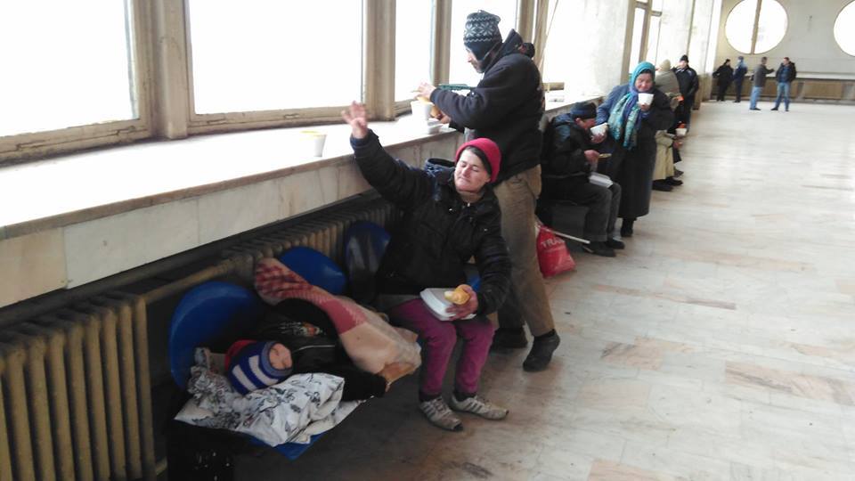 O familie din Sibiu, cu un copil minor, dormea în gara din Târgu-Jiu! Primăria le-a oferit hrană și ceai!