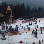 Mii de turiști au schiat la Rânca! În weekend a nins din abundență!