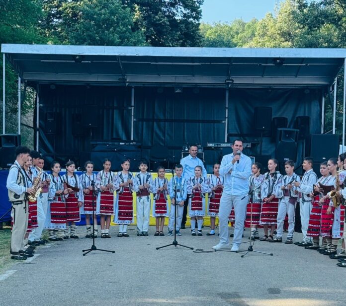 “Floarea Teiului” a adunat comunitatea la sărbătoare și voie bună în Comuna Negomir