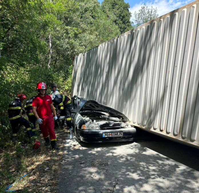 Un container de TIR a strivit o mașină – șoferul a murit pe loc!