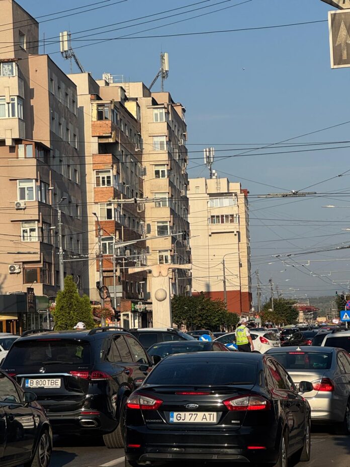 A început școala la Târgu-Jiu: blocaje în trafic și prețuri record la florării