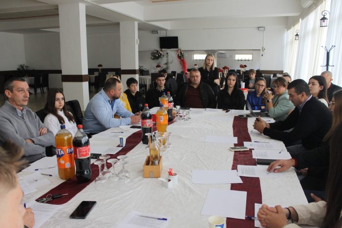 Cafenea publică în Bumbești-Jiu aduce elevi, antreprenori și comunitatea la aceeași masă