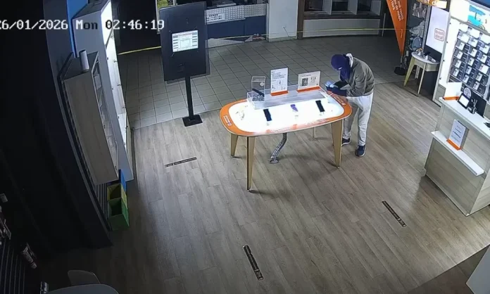 Hoț cu cagulă și „mănuși” din șosete, jaf fulger într-un minut: a trecut pe lângă paznicul adormit și a dispărut cu telefoanele din Parâng
