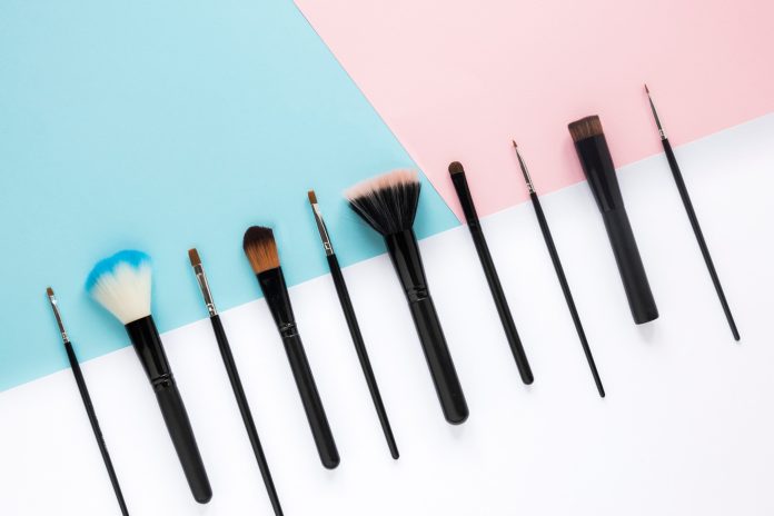 De ce makeup artiștii profesioniști au peste 50 de pensule, dar tu ai nevoie doar de 5