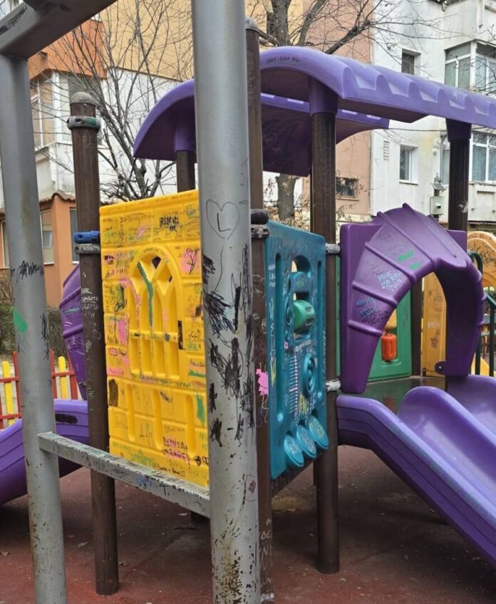 Spațiu de joacă modernizat recent, vandalizat în doar câteva luni