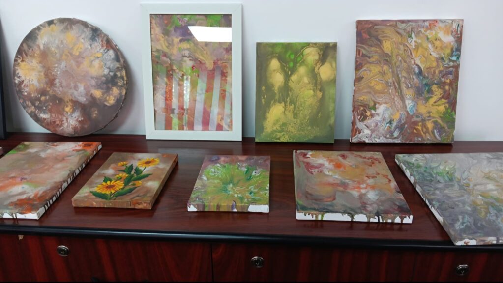 Vernisaj de excepție la Motru: Expoziție personală de pictură semnată de prof. Ionel Apetrei, la Casa de Cultură