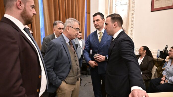 Reuters: Posibila colaborare parlamentară PSD-AUR poate schimba echilibrul politic și pune presiune pe Guvernul Bolojan