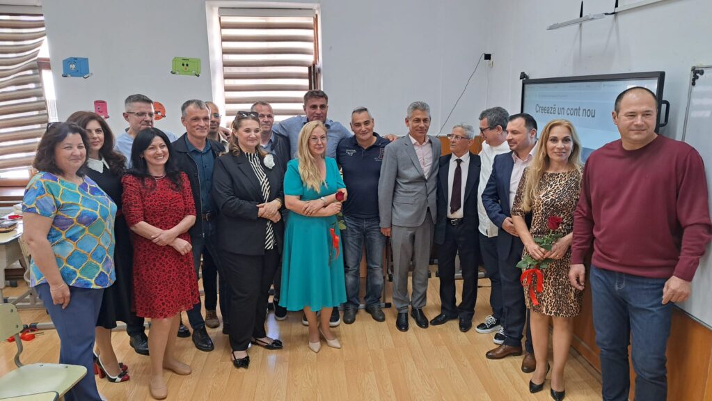 est incredibil făcut de foști elevi din Gorj! Învățătorul lor de 80 de ani a izbucnit în lacrimi