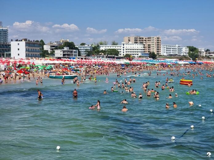 Eforie Nord, arhiplină înainte de sezonul de vârf. Cât costă o bere și o pizza pe plajă