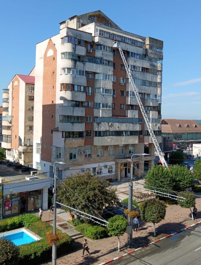 Elemente de fațadă, în pericol să cadă de pe o clădire din centrul Târgu Jiului. Pompierii au intervenit