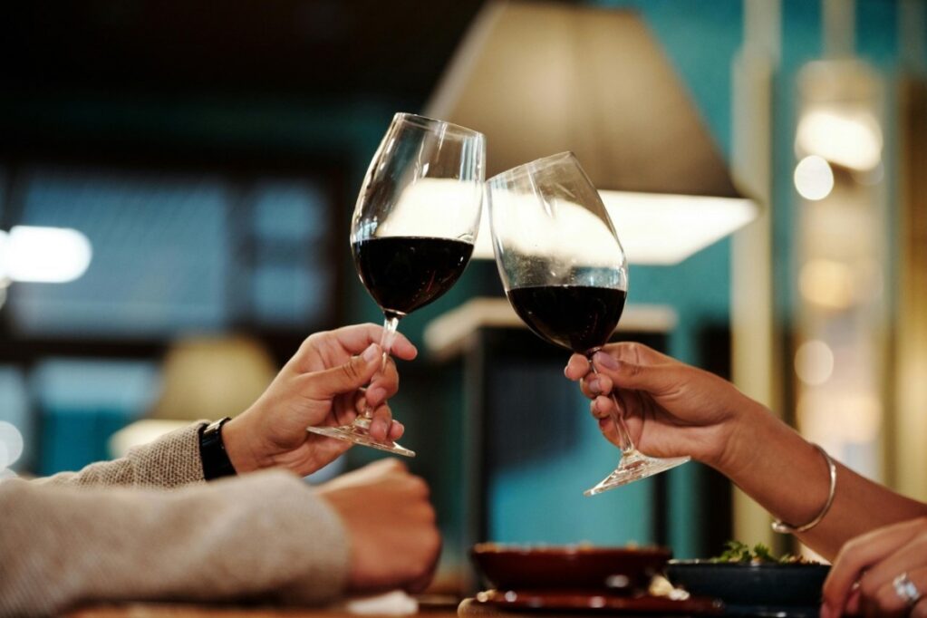 Vin fără alcool la 40 sau la 80 de lei? Ce poate explica diferența de preț dintre două sticle