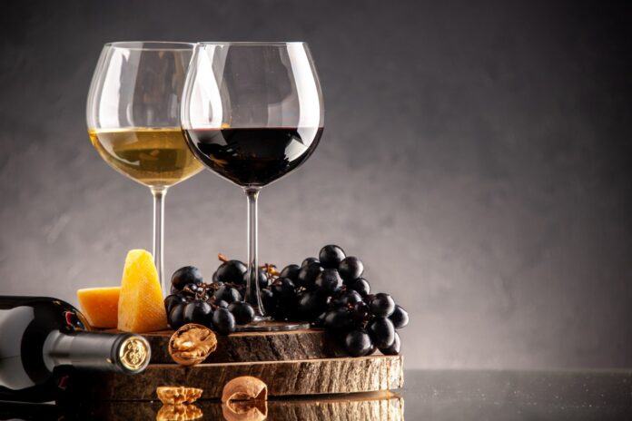 Vin fără alcool la 40 sau la 80 de lei? Ce poate explica diferența de preț dintre două sticle