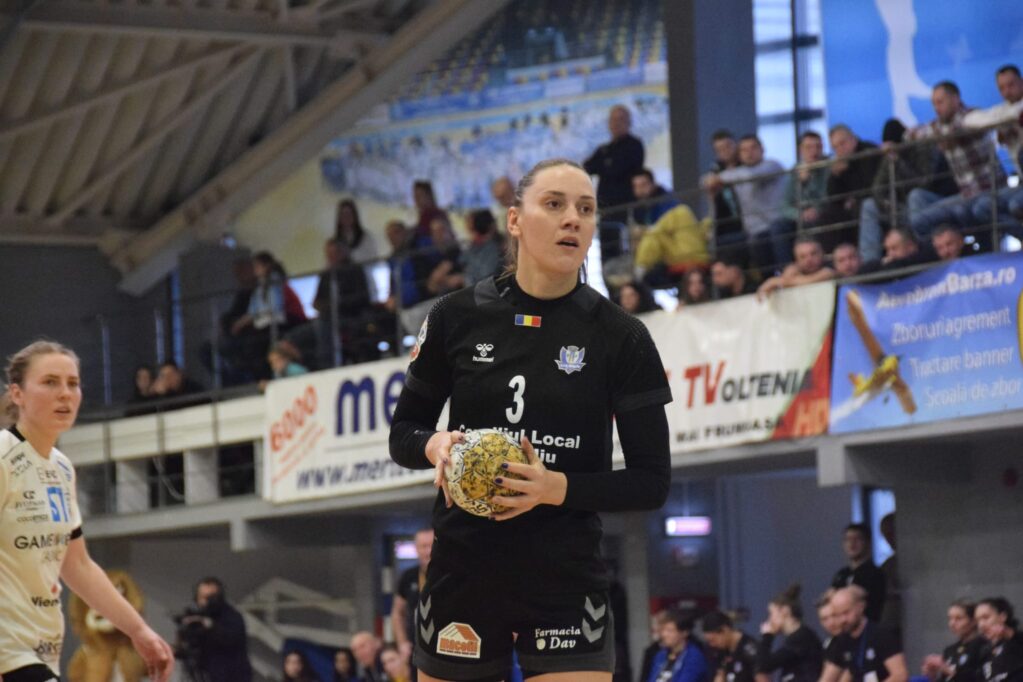 De pe terenul de handbal, la catedră: campioana mondială Oana Maria Bucă devine profesoară la două școli din Târgu Jiu