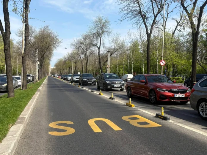 Șoferii trebuie să știe! Se schimbă Codul Rutier: motocicliștii și bicicliștii primesc acces pe benzile de autobuz